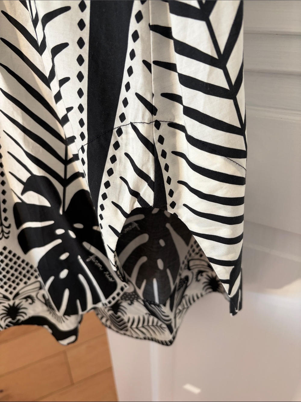 FARM Rio Black & White Tropical Print V-Neck Midi Dress - Picture 2 of 12